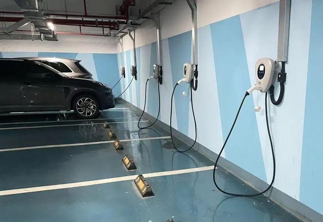 地下车库停着新能源车杭州有物业要求每30分钟看一遍上百个摄像